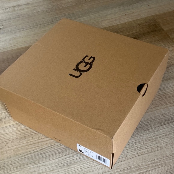 UGG Box - Picture 1 of 3